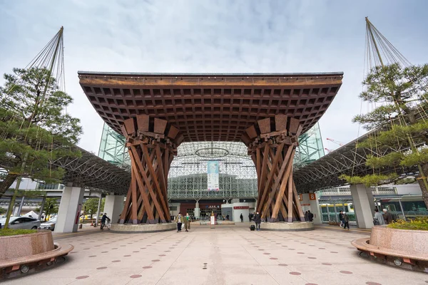 Tsuzumimon Gate marco de Kanazawa está localizado em frente à saída leste da Estação Kanazawa . — Fotografia de Stock