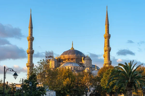 Soluppgång i Istanbul med utsikt över blåttmoskén i Turkiet — Stockfoto