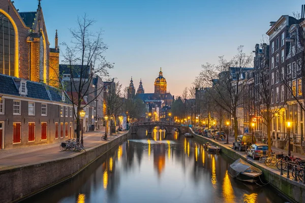 Kerk van Sint Nicolaas in Amsterdam stad bij nacht — Stockfoto