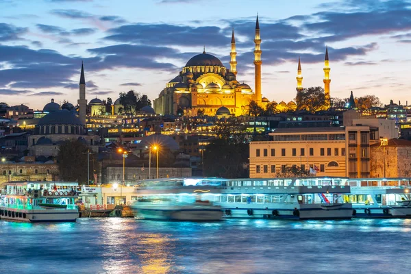 Міський пейзаж панораму Стамбула на ніч в місті Стамбул, Туреччина Стокова Картинка