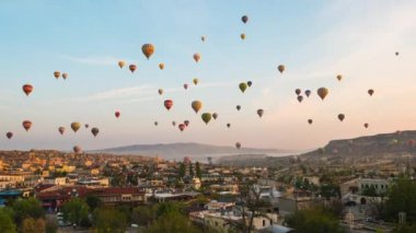 Balon Göreme cityscape Skyline Göreme, Türkiye zaman atlamalı olarak manzaralı Kapadokya'da uçan