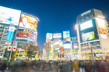 Kalabalık insan Shibuya Crossing: Tokyo, Japan bulunan Meşhur Mekanlar