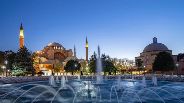 Panorama miasta z Hagia Sofia w nocy w Stambule, Turcja — Zdjęcie stockowe