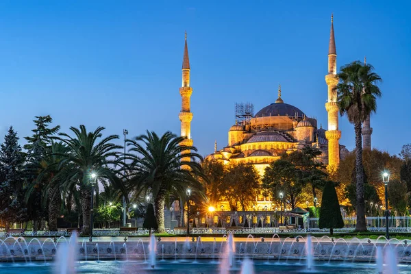 Vista nocturna de la Mezquita Azul en la ciudad de Estambul, Turquía — Foto de Stock
