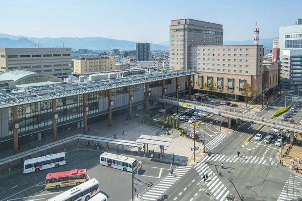 Estación de Nagano con tráfico urbano en nNagano, Japón — Foto de Stock