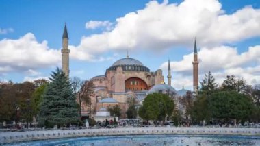 Istanbul kentinde bulutlu gökyüzü zaman atlamalı Ayasofya Camii, Türkiye