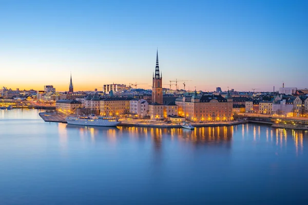 Vista notturna della città di Stoccolma skyline città vecchia in Svezia — Foto Stock