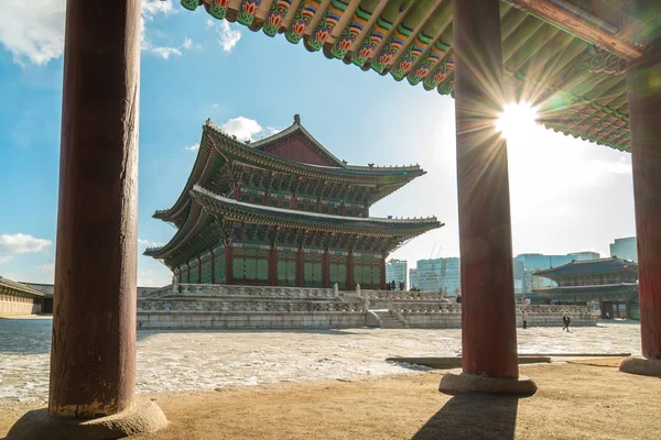 Gyeongbokgung Palast mit Sonneneruption in seoul Stadt, Südkorea — Stockfoto