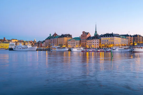 Vista notturna della città vecchia di Stoccolma skyline in Svezia — Foto Stock