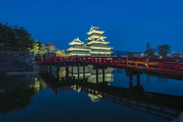 Matsumoto Castle with the red bridge night in Matsumoto, Japan — Stock Photo, Image
