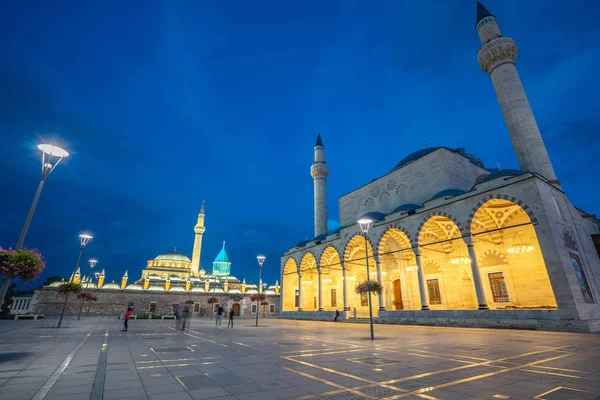 Natt visning av Selimiye-moskén och Mevlana-museet i Konya, Turkiet — Stockfoto