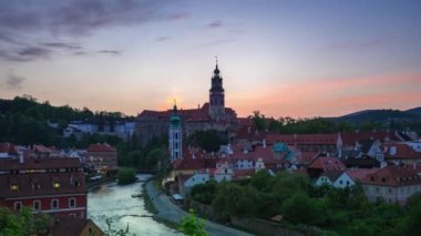 Çek Cumhuriyeti'nde Cesky Krumlov eski şehir alacakaranlıkta zaman atlamalı