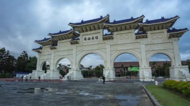 Taipei şehrinde Chiang Kai-shek Memorial Hall Ön Kapısı, Tayvan gece atlamalı