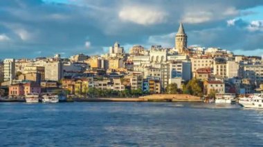 İstanbul şehrinde arka planda Galata Kulesi ile Karaköy silueti, Türkiye