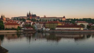 Prag'da Vltava Nehri ile Prag şehir silueti, Çek Cumhuriyeti zaman atlamalı