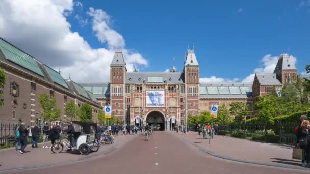 Amsterdam Nizozemsko Května 2019 Lidé Amsterdamu Rijksmuseem Pozadí Holandského Národního — Stock video