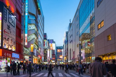 Tokyo şehri, Japonya'da insanların kalabalık ile Akihabara Crossing