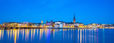 Stockholm, İsveç'te gece Gamla Stan manzaralı Stockholm cityscape silueti