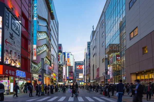 Una folla di turisti viaggia nel quartiere dello shopping di Akihabara, città di Tokyo, Giappone — Foto Stock