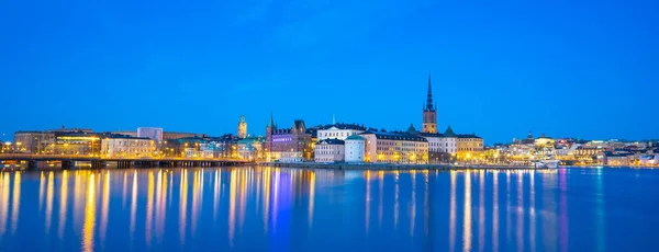 Stockholm stadsbilden skyline med utsikt över gamla stan på natten i Stockholm, Sverige — Stockfoto