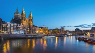 Amsterdam şehir, Hollanda Saint Nicholas Kilisesi zaman atlamalı ile gece Amsterdam kanal ve silueti