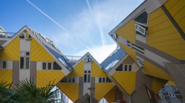 Rotterdam, Hollanda - 13 Mayıs 2019: Cube House, Rotterdam, Hollanda'da inşa edilmiş yenilikçi evler setidir