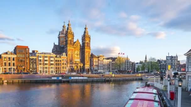 アムステルダム オランダのランドマーク的な建物とアムステルダム市と運河 — ストック動画