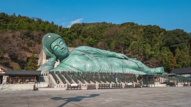 후쿠오카현 사사구리에 청동상이 난조인 — 비디오