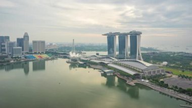 Singapur City, Singapur - 22 Ekim 2016: Singapur şehrinin silueti gece gündüz hızlandırılmış