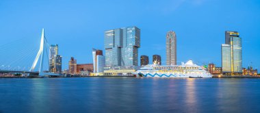 R Erasmus Köprüsü ile Rotterdam şehir siluetinin panorama görünümü