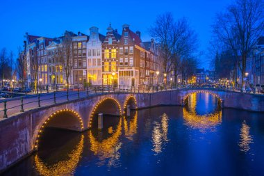 Hollanda'da gece Amsterdam'da Hollanda binaları