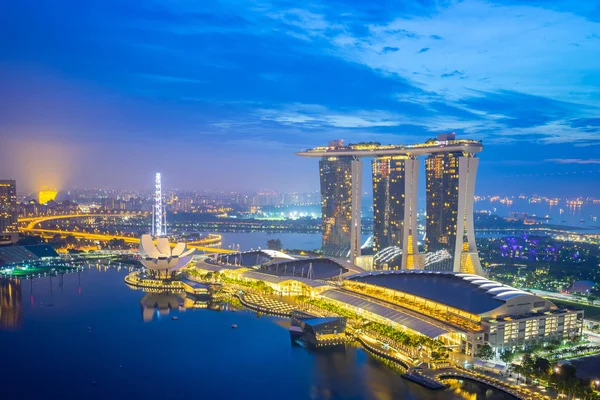 Vista da cidade de Singapura skyline à noite — Fotografia de Stock