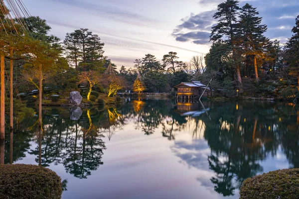 ไฟฤดูหนาวที่สวนเคนโระคุเอ็นในคานาซาวะ ประเทศญี่ปุ่น — ภาพถ่ายสต็อก