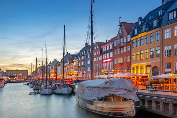 Nyhavn edificios emblemáticos por la noche en la ciudad de Copenhague, Dinamarca — Foto de Stock