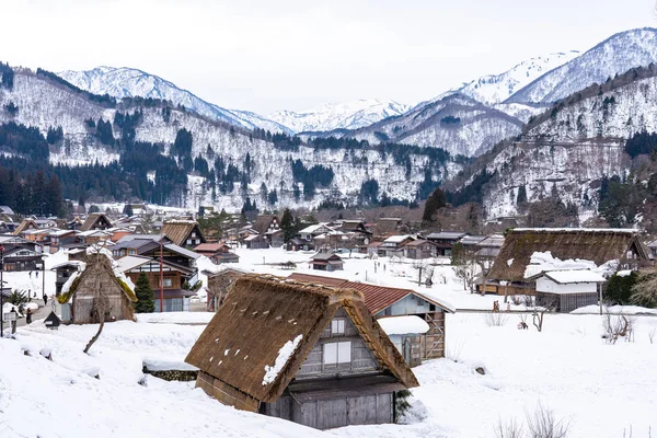 Temporada de invierno en Shirakawa-go village, Gifu, Japón — Foto de Stock