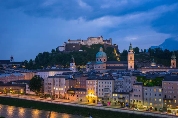 Casco antiguo de Salzburgo en Austria por la noche —  Fotos de Stock