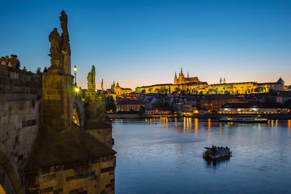 Karlsbrücke mit Prager Stadtsilhouette bei Nacht in Prag, Tschechische Republik — Stockfoto