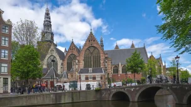 Msterdam Canal City Met Onbeleefde Kerk Nederland Timelapse — Stockvideo