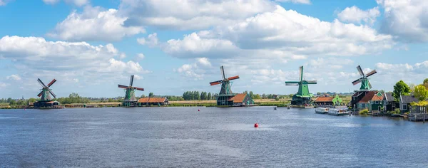 Windmills z Zaanse Schans v Zaanstadu, provincie Severní H — Stock fotografie