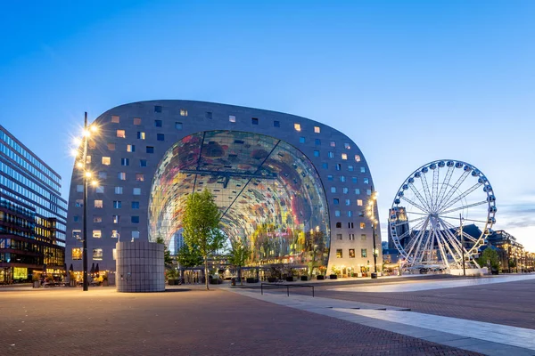 Nachtansicht von Rotterdam Stadt mit Markthal in den Niederlanden. — Stockfoto