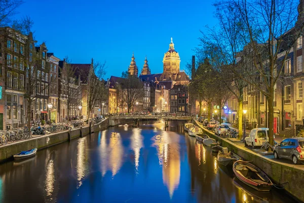 Kościół Świętego Mikołaja w mieście Amsterdam nocą — Zdjęcie stockowe