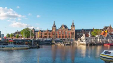 Amsterdam Centraal İstasyonu Amsterdam şehrindeki ana istasyon, Hollanda