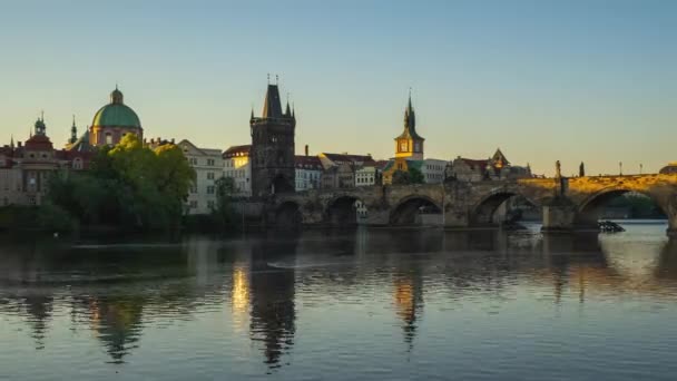 プラハのヴルタヴァ川 チェコ共和国のタイムラプス — ストック動画