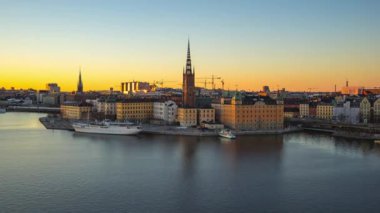 İsveç'te Stockholm siluetinin gündüz gece hızlandırılmış video.