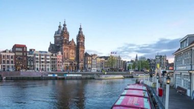 Amsterdam Saint Nicholas Kilisesi amsterdam şehir, Hollanda gece zaman atlamalı gün.
