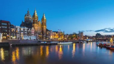 Amsterdam Saint Nicholas Kilisesi şehir silueti zaman atlamalı Amsterdam şehir, Hollanda.