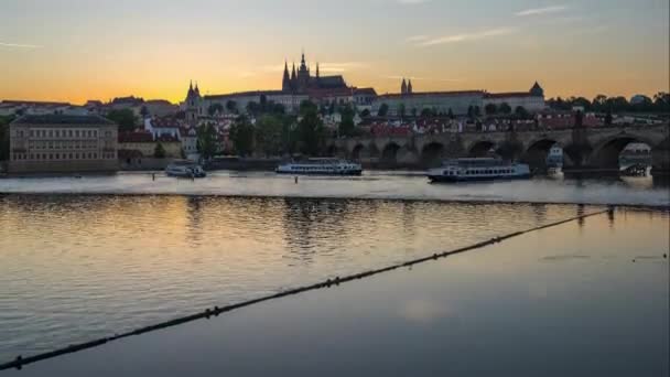 Praag City skyline dag tot nacht timelapse in Praag, Tsjechisch. — Stockvideo