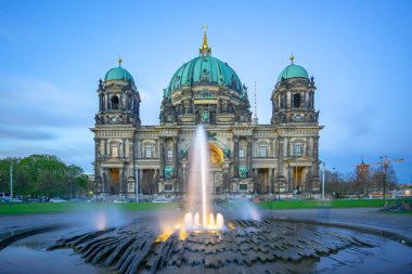 Berliner Dom Berlin şehrinde, Almanya alacakaranlıkta
