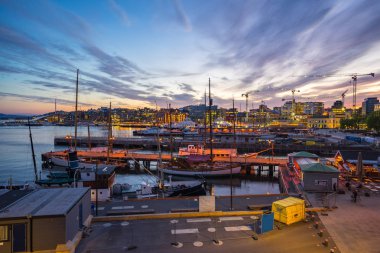 Oslo şehir, Norveç gece tekne ve silueti ile Oslo liman