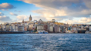 Galata Kulesi'nin panorama görünümü ve İstanbul silueti İstanbul'da, 